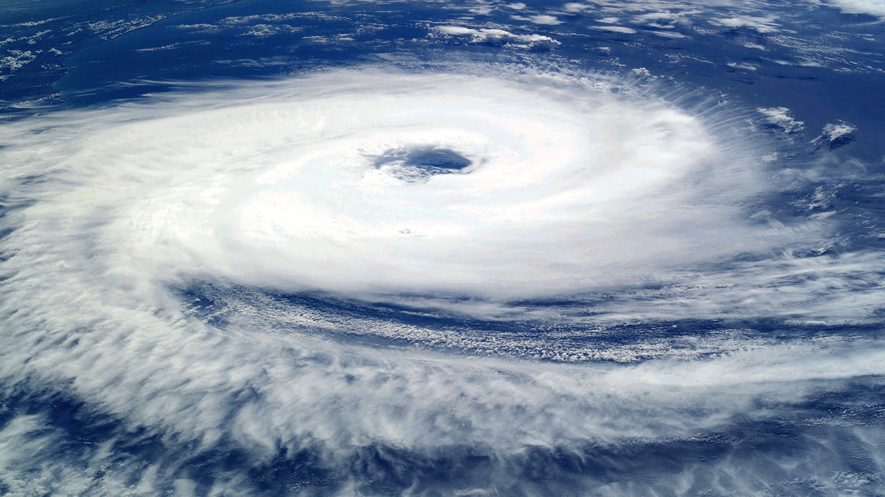 Vista satelital de un huracán mayor y su ojo sobre el océano